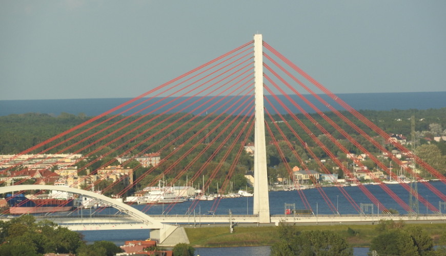Most ciekawie komponuje się z portowo-stoczniowym tłem Gdańska