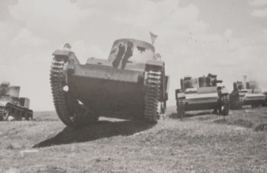 Czołgi Vickers E w trakcie pokonywania przeszkód terenowych. Z wystawy w Muzeum II Wojny Światowej