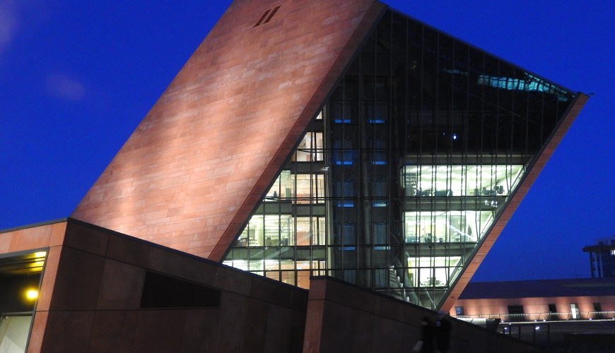 Architektura obiektu ciekawie wpisuje się w przestrzeń nadmotławskiego miasta