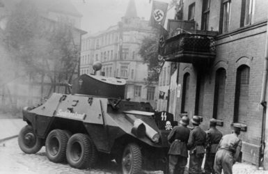Bojówkarze SS-Heimwehr Danzig kryją się za wozem pancernym Steyr ADGZ "Sudetenland". Źródło: Bundesarchiv Koblenz.