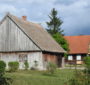 Na terenie skansenu aż 50 zabytkowych budynków z terenu Kaszub, Kociewia i Borów Tucholskich.