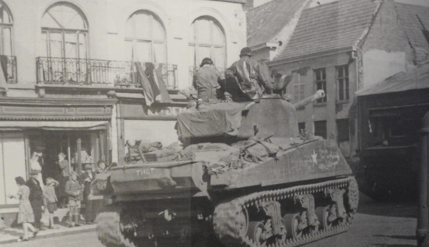 Polscy czołgiści wyzwalają Belgię. Zdjęcie z wystawy Pancerne Skrzydła w Muzeum II Wojny Światowej.