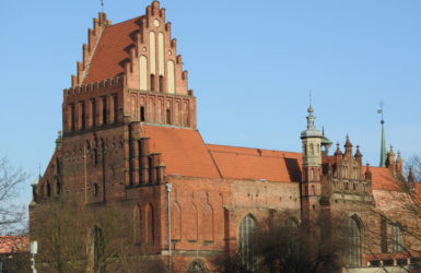Charakterystyczna wieża jest znakiem rozpoznawczym kościoła św. Piotra i Pawła w Gdańsku.