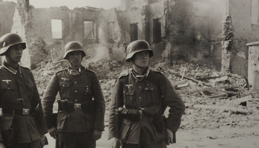 Żołnierze Wehrmachtu na tle zniszczonej zabudowy Wielunia. Zdjęcie z wystawy „Wieluń 1 września 1939 – przerwana historia”