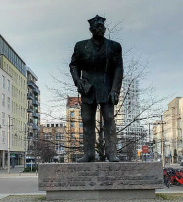 Pomnik Antoniego Abrahama w Gdyni.