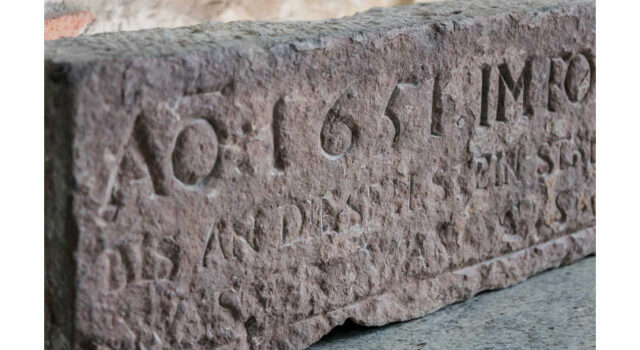 Kamień wysokiej wody z XVII w., odkryty podczas prac przy zachodniej elewacji Żurawia. Inskrypcja zawiera informację o poziomie wody podczas powodzi w 1651 r. Fot. Paweł Jóźwiak.