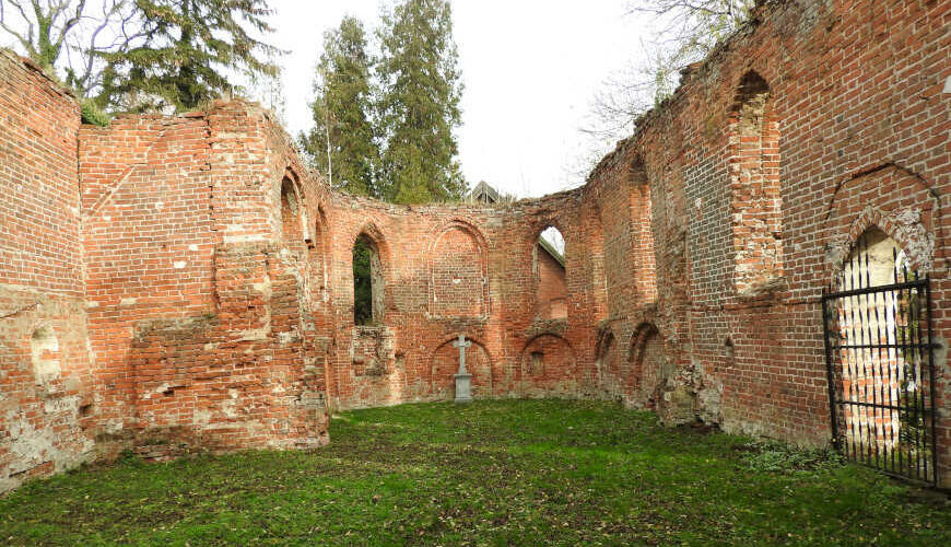 Ruiny kościoła w Borętach