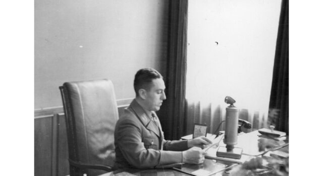 Albert Forster - gauleiter Wolnego Miasta Gdańska odczytuje proklamację o przyłączeniu Gdańska do Rzeszy. Fot. Narodowe Archiwum Cyfrowe.