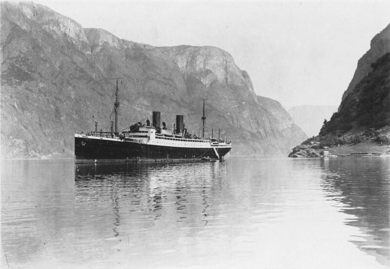 Pod nazwą "München" w norweskim fiordzie Nærøyfjord. Rejs z lata 1925 roku. Fot. Bundes Archiv. 