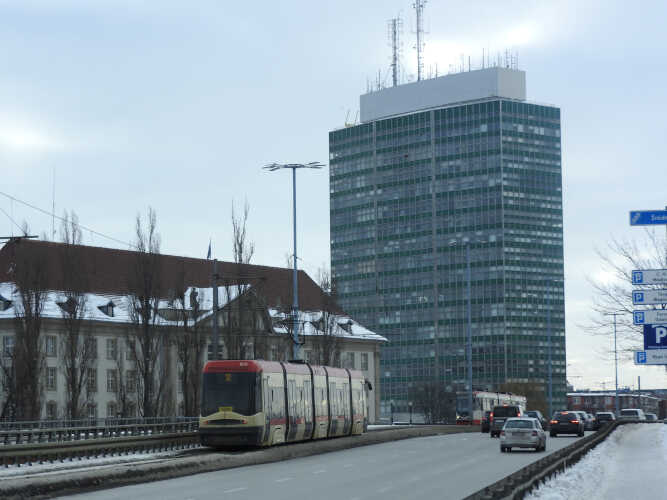 Po stronie lewej budynek Dyrekcji Kolei z początku XX wieku. W oddali "Zieleniak" - biurowiec z czasów PRL. 