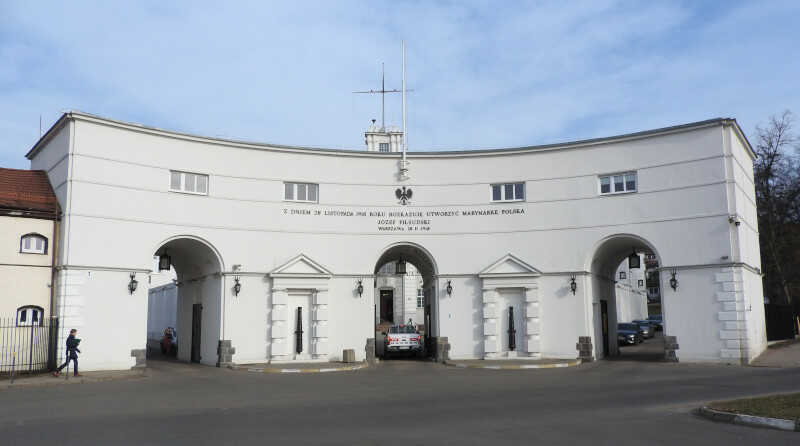 Zabytkowy portyk Komendy Portu Wojennego Gdynia. 