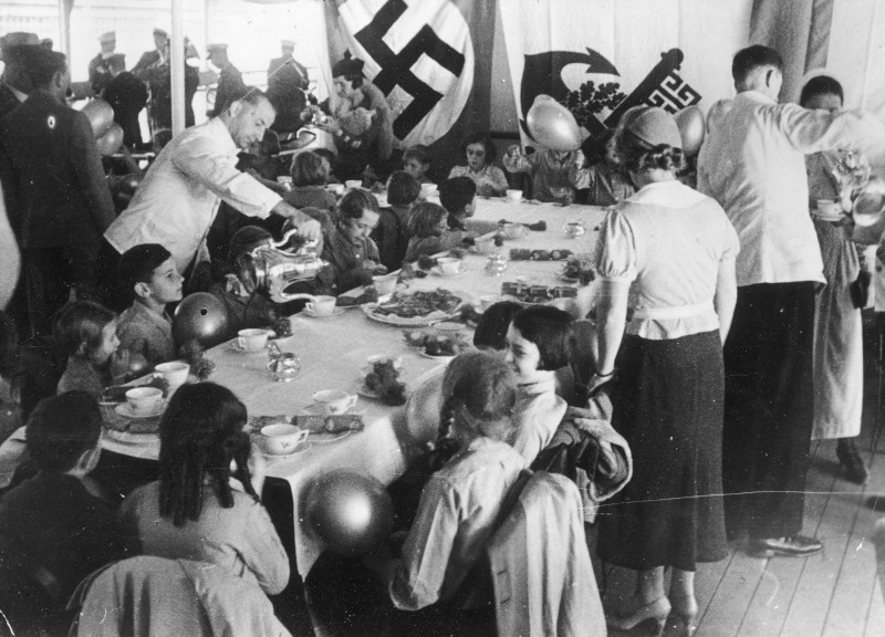 Młodzi Niemcy na pokładzie statku SS "General von Steuben" podczas posiłku. Fot. Narodowe Archiwum Cyfrowe.