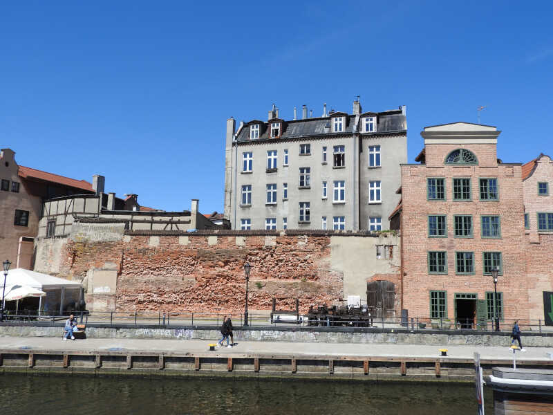 Fragment ceglanego muru - jedyna pozostałość po gdańskim zamku krzyżackim.