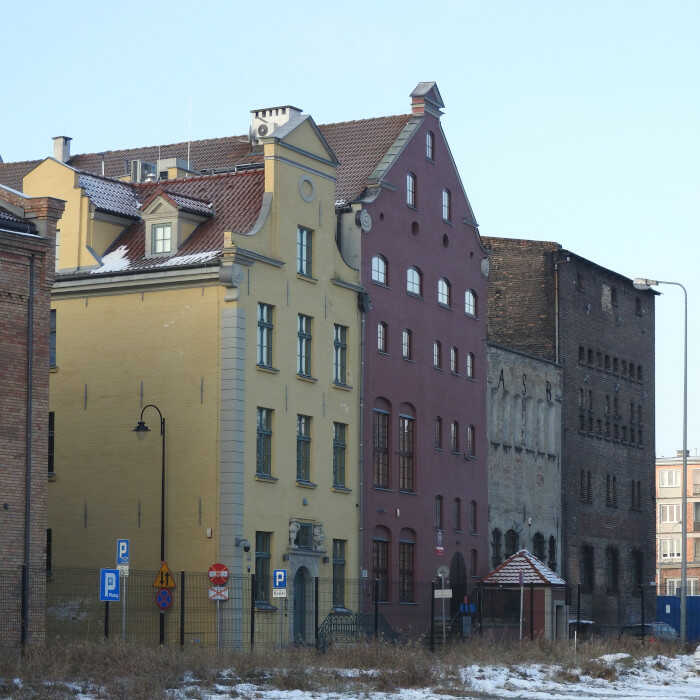 Na terenie Zamczyska zachowało się sporo autentycznej zabudowy.