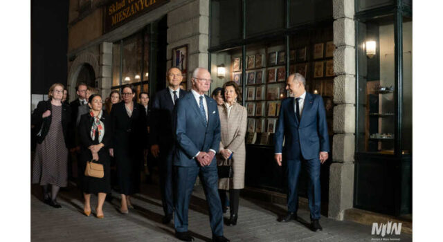 Król Karol XVI Gustaw i królowa Sylwia. Szwedzka para królewska zwiedza Muzeum II Wojny Światowej. Fot. Andrzej Sipajło/MIIWŚ.