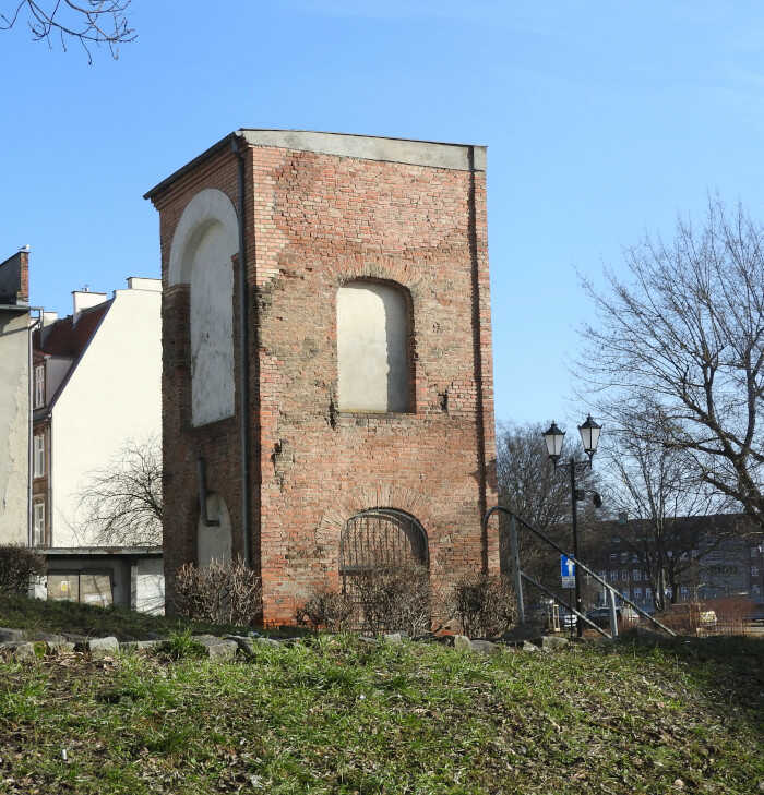 Obiekt nasuwa skojarzenia z basztą, w rzeczywistości to relikt kościoła Zbawiciela. 