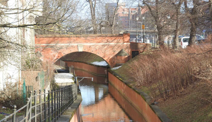 Kanał Raduni. W tle ufortyfikowany most z XIX stulecia. 