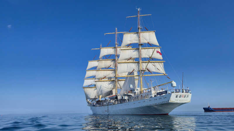 "Dar Młodzieży" z rozwiniętymi żaglami. Fot. Uniwersytet Morski w Gdyni. 