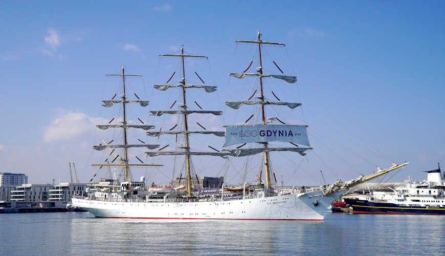 Dar Młodzieży wypłynął w rejs do Stanów Zjednoczonych. Fot. Uniwersytet Morski w Gdyni.