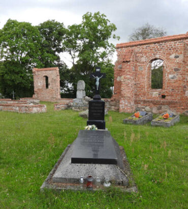 Grób ks. Wojciecha Ziemanna - budowniczego nowej rumskiej świątyni.