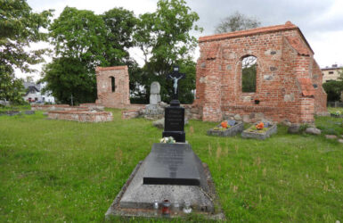 Grób ks. Wojciecha Ziemanna - budowniczego nowej rumskiej świątyni.