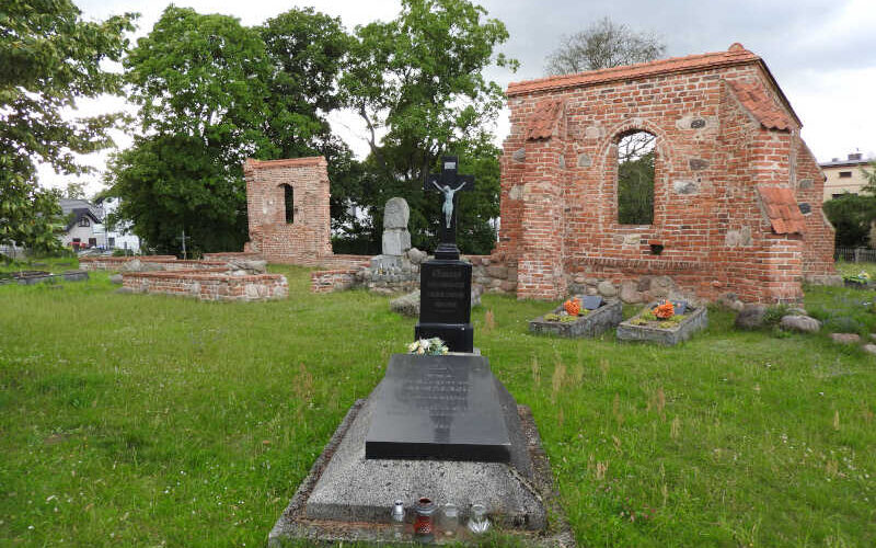 Grób ks. Wojciecha Ziemanna - budowniczego nowej rumskiej świątyni.