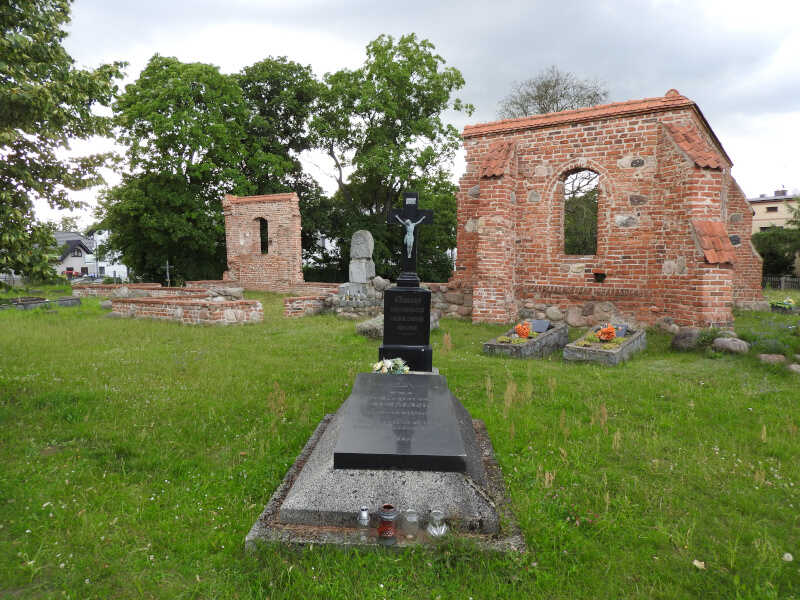 Grób ks. Wojciecha Ziemanna - budowniczego nowej rumskiej świątyni. 