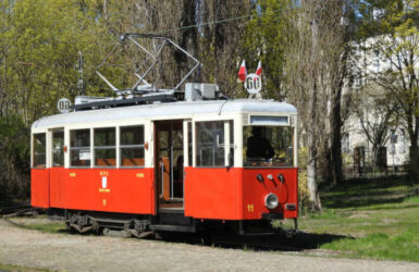 Zabytkowy tramwaj Konstal N z 1952 roku.
