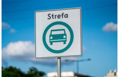 Znak drogowy Strefy Czystego Transportu na ulicy w centrum polskiego miasta