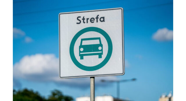 Znak drogowy Strefy Czystego Transportu na ulicy w centrum polskiego miasta