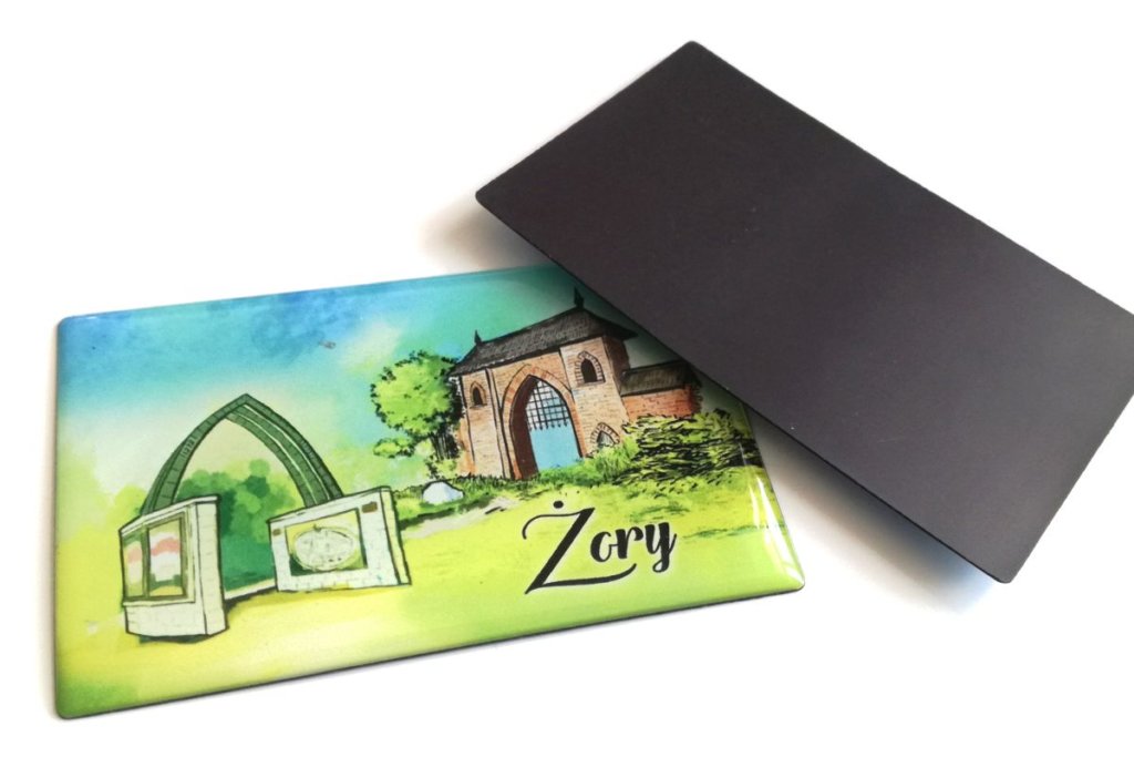 Pamiątkowy magnes na lodówkę z ilustracją zabytków Żor, wypukły nadruk obok podkładu magnetycznego 